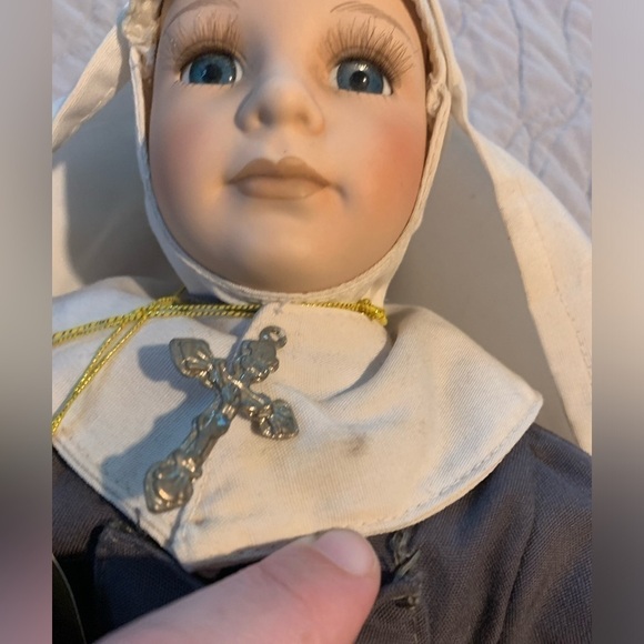 Kingstate Corp Sister Mercy Porcelain doll, with windup music box in back - Picture 3 of 10